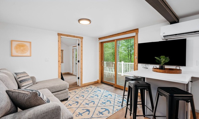 Mayfield Cottage | Arbutus Lake-Pine Forest-Pontoon Rentals
