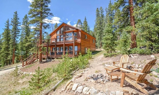 Valley of the Sun Ski Chalet | 🕹️Arcade🧌Gnomes♨️Hot Tub👑King Bed🏔️2 Decks🔭Base Camp Mountain Chalet
