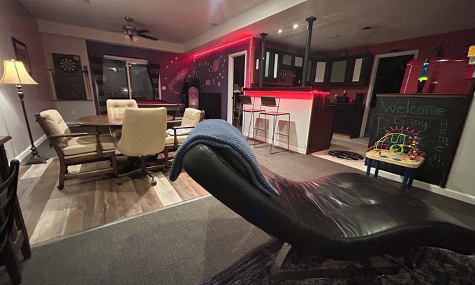 Manhattan House | Arcade on Galaxy-nCharming 2-bedroom house in amazing Manhattan with AC, WiFin