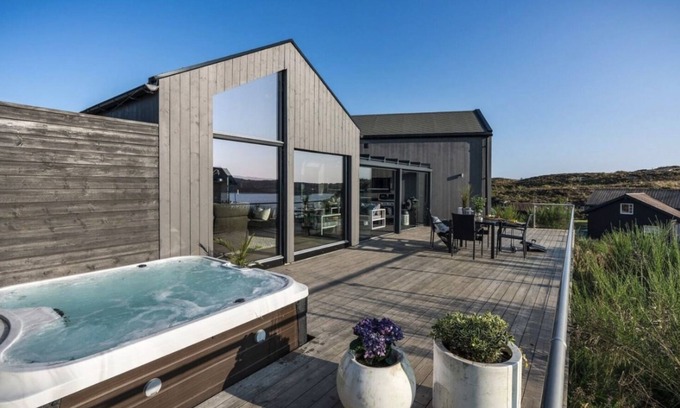 Sund House | ARCHITECTER-DESIGNED CABINET V/LARGE SEA WITH OUTDOOR JACUZZI