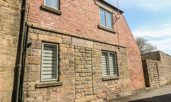 Crich Cottage | ARCHWAY COTTAGE, pet friendly, with open fire in Crich