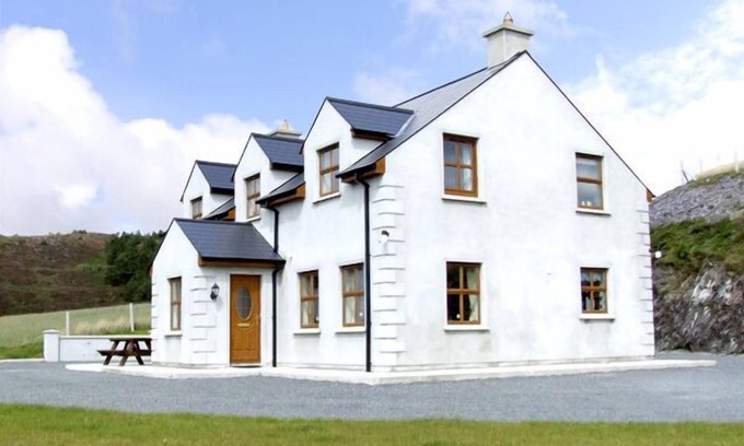 Skibbereen Cottage | ARDAGH NORTH, pet friendly, with open fire in Baltimore, County Cork