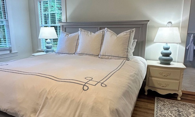 Mount Vernon Cottage | Arden CottagenCharming 1-bedroom in delightful Belgrade Lakes/AC. Lake access