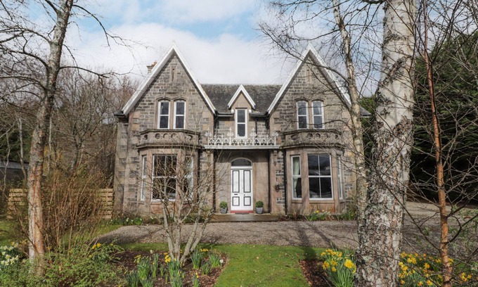 Kingussie House | ARDEN HOUSE, family friendly, character holiday cottage in Kingussie