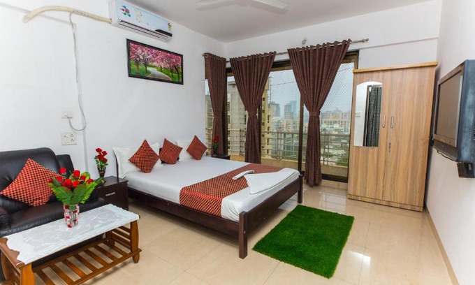 Andheri West Bed & Breakfast | Aristo Room, Apartment - Homestay near Kokilaben Dhirubai Ambani Hospital for family only,