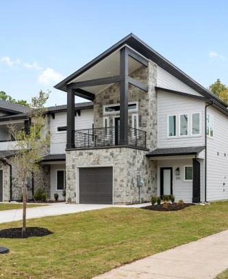 Central Arlington House | Arlington Retreat