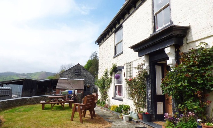 Pennant Melangell Cottage | ARLLEN FAWR, pet friendly, with open fire in Llanrhaeadr-Ym-Mochnant