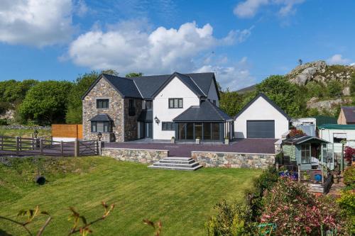 Brynrefail House | Arlyn, Padarn Lake Viewpoint in Snowdonia