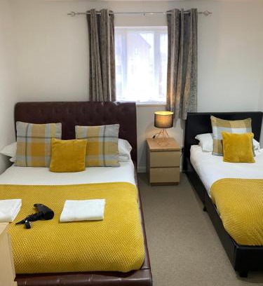 Bicester House | Arma Short Stays 46 Bicester - Sleeps 3 - Free Parking & Garden