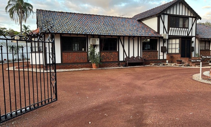 Armadale Bed & Breakfast | Armadale House - West Wing: 3-bedroom home in charming Mount Nasura