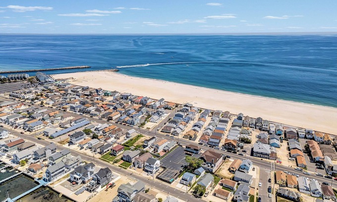 Point Pleasant Beach House | ARN25L - 1st Floor 2BR 1 bath within a block to it all - Pets OK, 4 Tags by Shore Points Vacations