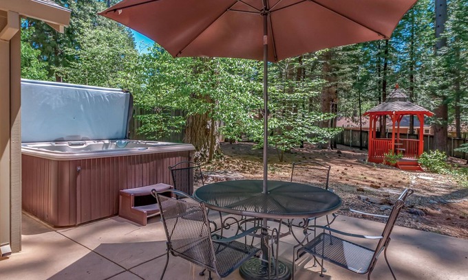 Glencoe Cabin | ARNOLD SCHWARTZENCABIN - PET FRIENDLY W/FENCED BACK YARD AND HOT TUB