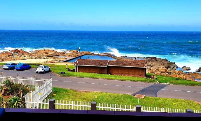 Manaba Beach Apartment | Arrilette 10 - 6 Sleeper - Bosting Sea Views!