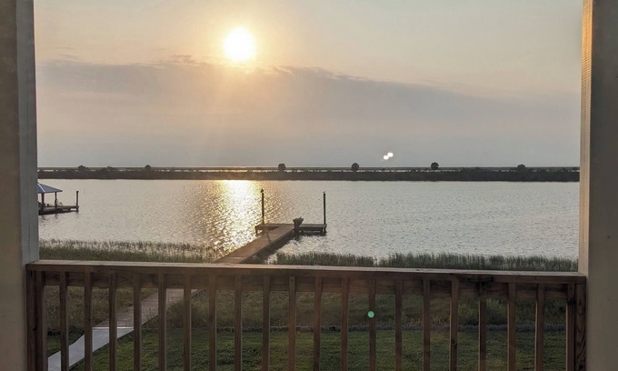 Hackberry House | Arrive Early & Stay Late-Waterfront Luxury in Angler Bay