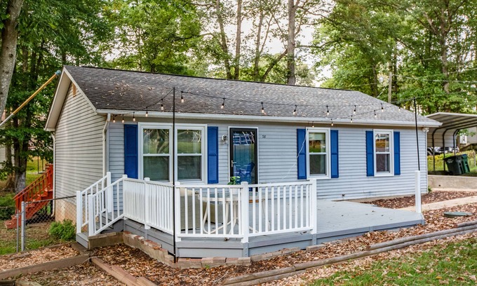 Ruby House | Arrowhead Lake House, WiFi, King Beds, firepit, BBQ