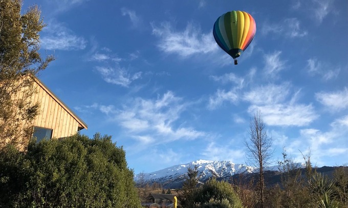 Lake Hayes House | Arrowtown Cottage® - Mountain views, quality chattels