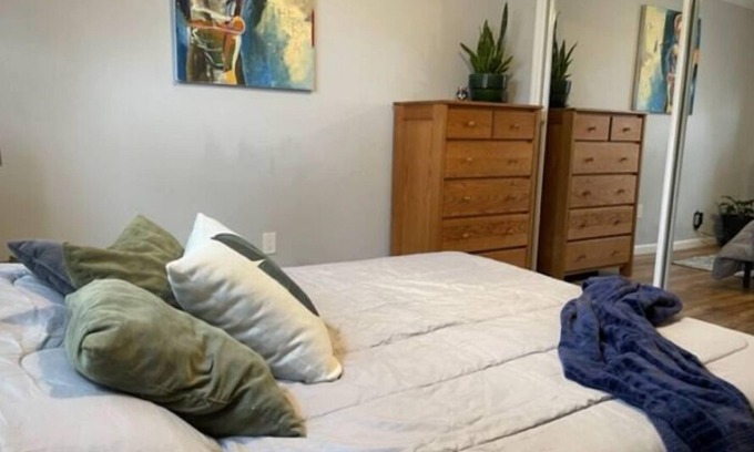 Keyport Cottage | Art Cottage By The Bay in Keyport