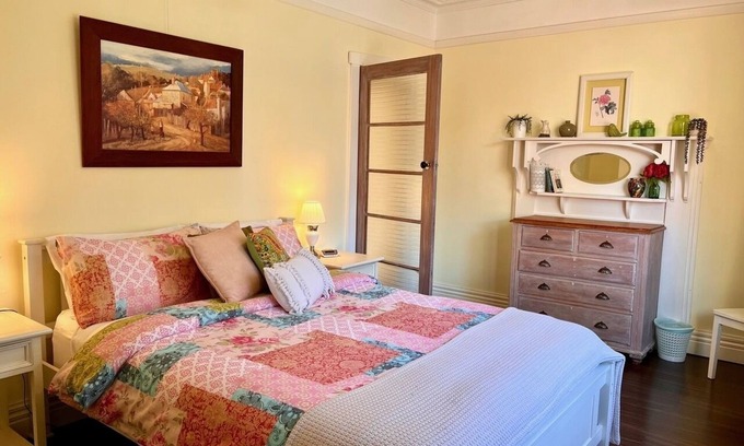 Gardenvale House | Art Deco Inspired 2 bedroom House - Single Level, Free Wifi and driveway Parking