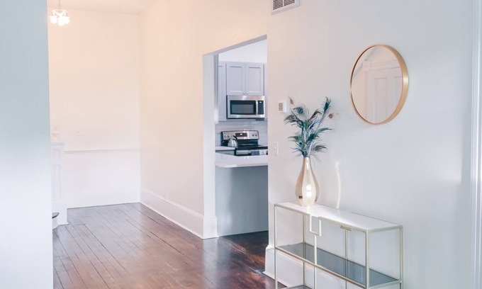 Wilmington House | Art Deco Style 2BR home- 5 min walk to Downtown