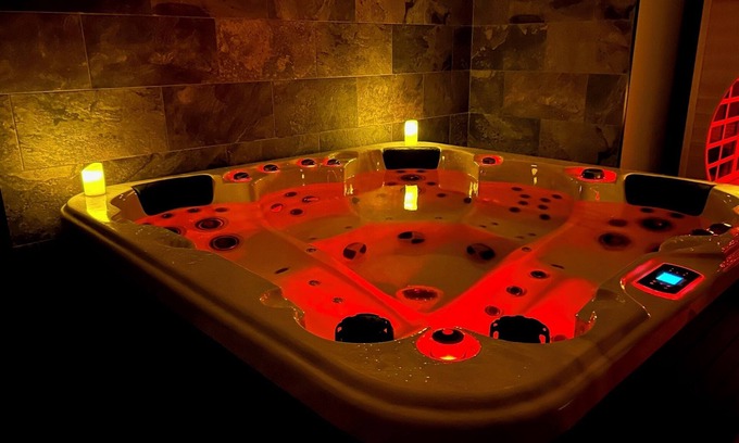 Brequerecque Apartment | Art des sens - private jacuzzi and infrared sauna studio