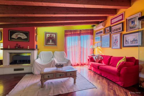 Stezzano Apartment | Art Gallery Living & Working