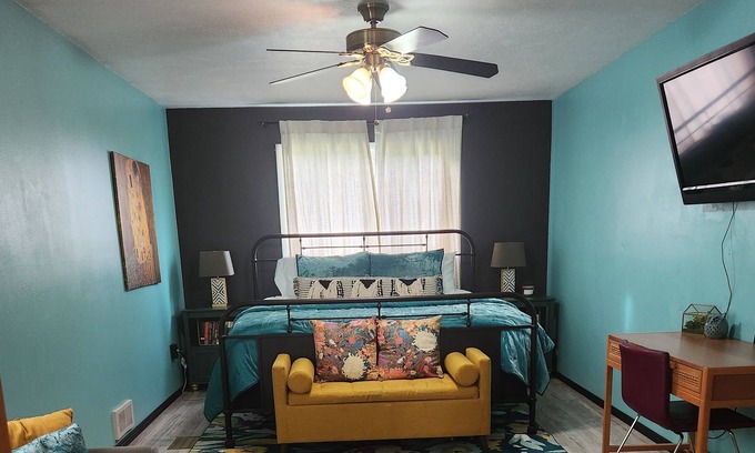 Jefferson County Apartment | Art Inspired Modern Country Retreat