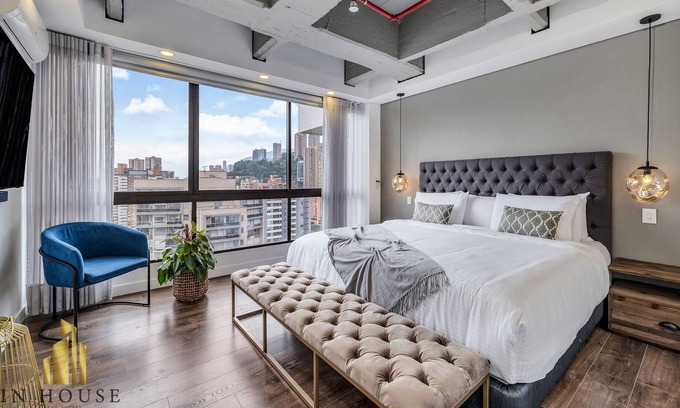 Lalinde House | ART LIVING 2002 Deluxe apt/3 BD/3.5bath/jacuzzi/pool/gym/balcony