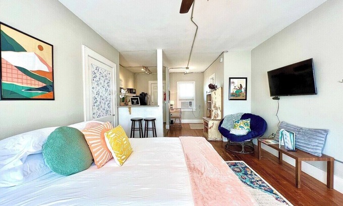 Corpus Christi Apartment | Art+Music+Entertainment+PetsOK+Downtown+Cozy