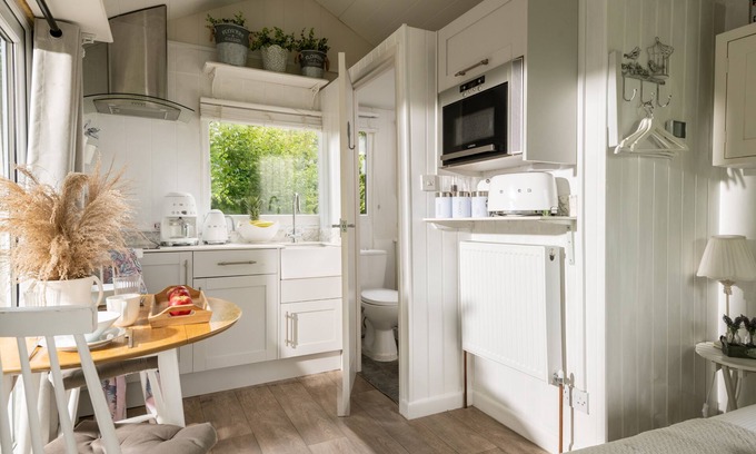 Blandford Saint Mary Ski Chalet | ART STUDIO - ROMANTIC ESCAPE | SLEEPS 2 | HOT TUB | BBQ | PETS ALLOWED | WI-FI