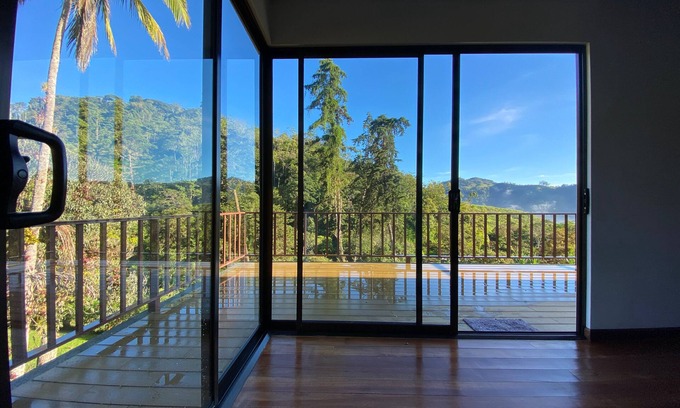 Tayutic Bed & Breakfast | Arte de Plumas birding lodge