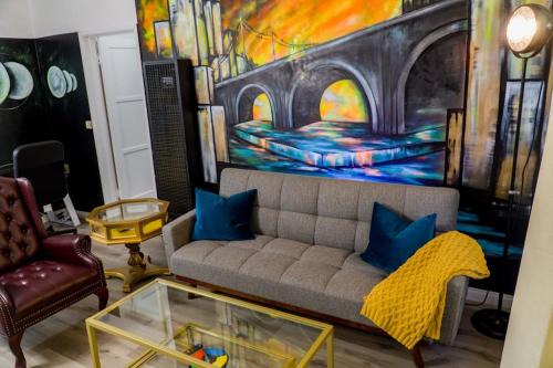 Burbank Apartment | Artful Retreat - King Bed, Work Desk, WIFI, Unique Murals, Perfect for Business Travelers, Downtown & Near Universal Studios