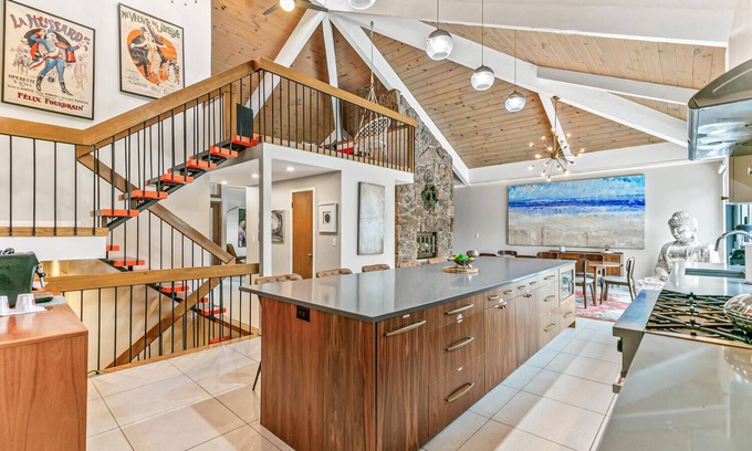 South Park Hill House | Artful Stay: Spacious Smart Home with LED Art - 10+