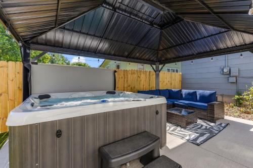 Rapid City House | ArtGallery PrivateHotTub Sauna NearMountRushmore FamilyHome