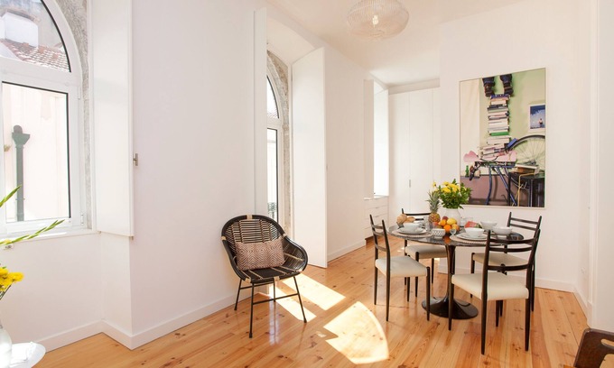 Santos Apartment | Arthistorian's Residence ★ central & sunny