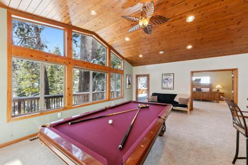 Tahoe Paradise Apartment | Artisan Chalet: Pet Friendly Deluxe Kitchen Games