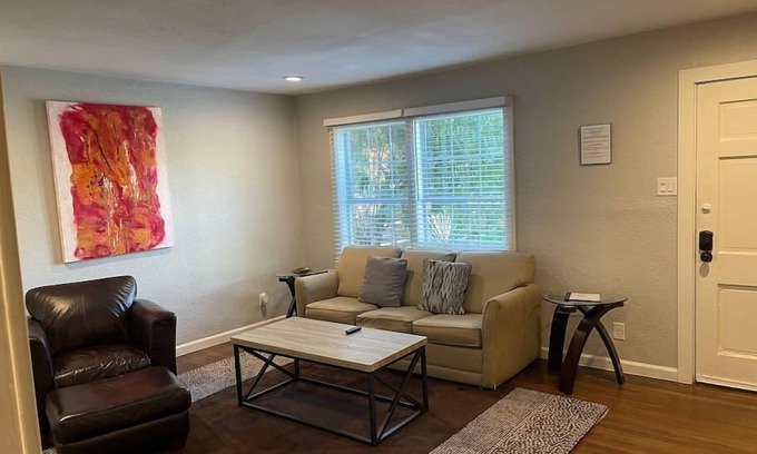 Kessler Apartment | Artist Alcove* Spacious Apartment* Walk 2 Shops!