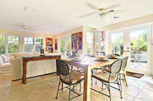 Bahama Village House | Artist Garden by AvantStay Great Location w Balcony Outdoor Dining Shared Pool BBQ Week Long Stays
