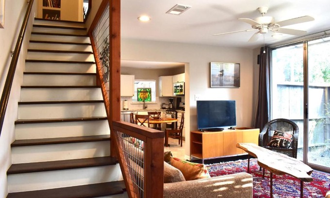 Boulevard Oaks Apartment | Artist Refuge in Beautiful Oak-lined Neighborhood