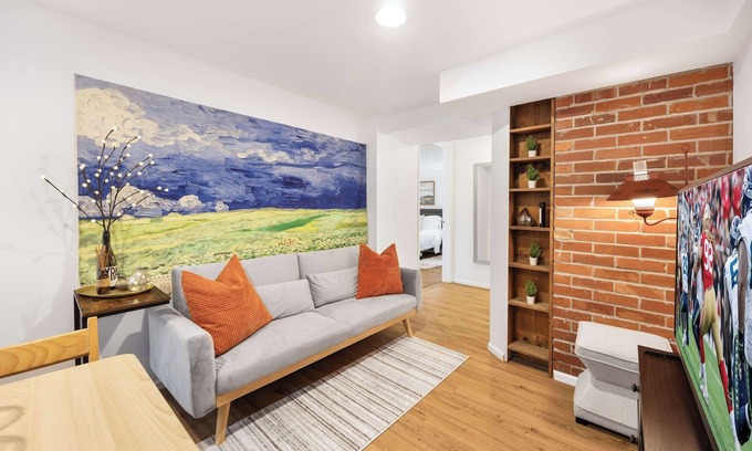 Maple Leaf House | Artist’s 750sqft 2BR Basement – Maple Leaf Park