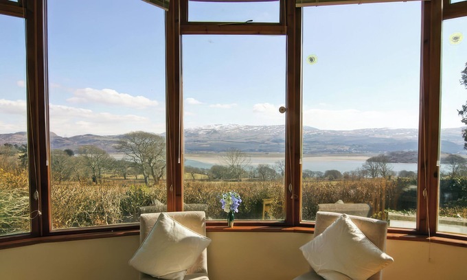 Penrhyndeudraeth Cottage | ARTIST'S COTTAGE, pet friendly, with a garden in Penrhyndeudraeth