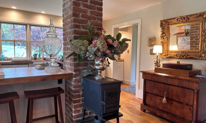 Roseland Bed & Breakfast | Artist's Historic Farmhouse + Mountain Cideries + Bed & Breakfast, Fire pit