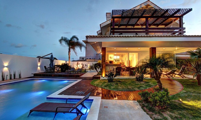 Canto Grande House | Artist's House, 4 suites, and an amazing pool 60 m from the sea.