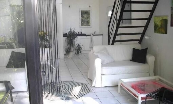 Pignan Cabin | artist's house with patio, access to Mediterranean garden and unheated swimming pool