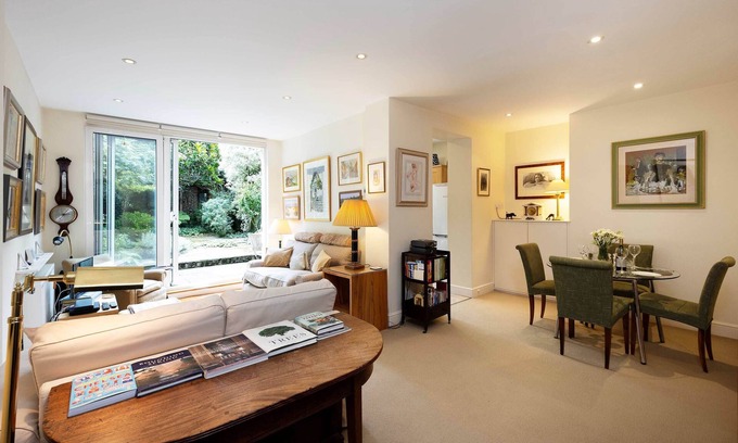 Fulham Broadway Apartment | Artist's Oasis, by Veeve