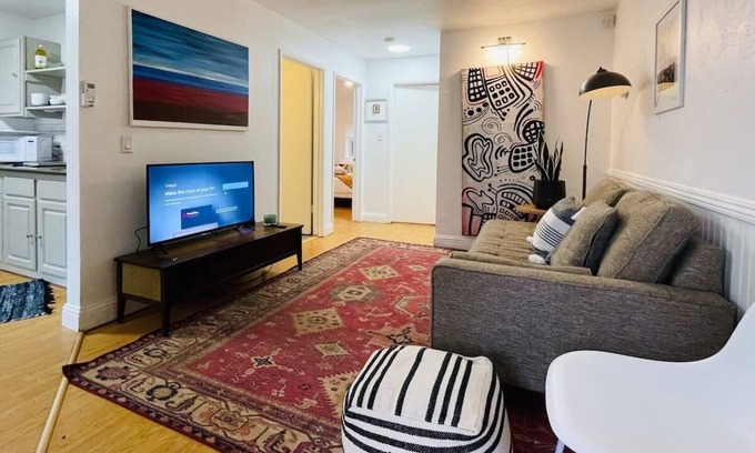 Southeastern Sacramento House | Artist's retreat near the heart of the city