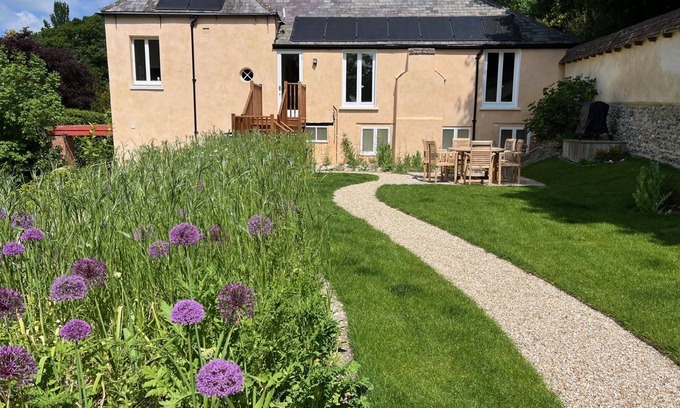 Piddlehinton House | Artist's Studio - sleeps 6 guests in 3 bedrooms