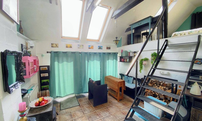 Mollenbeck Apartment | Artist's Studio Salvador Dalí with Private Terrace, Shared Garden and Wi-Fi