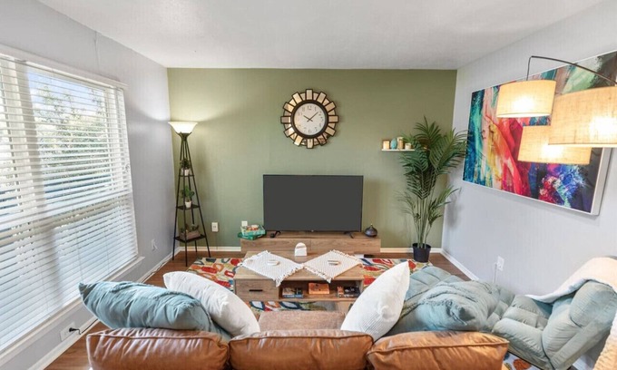 Fort Worth Apartment | Artistic 1BD: TCU Walkable, Vibrant & Convenient!