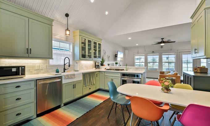Dickinson House | Artistic & Charming 2-bedroom house on quiet lake near NASA and Galveston