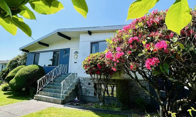 Killarney House | Artistic & Gallery inspired Room in central Vancouver
